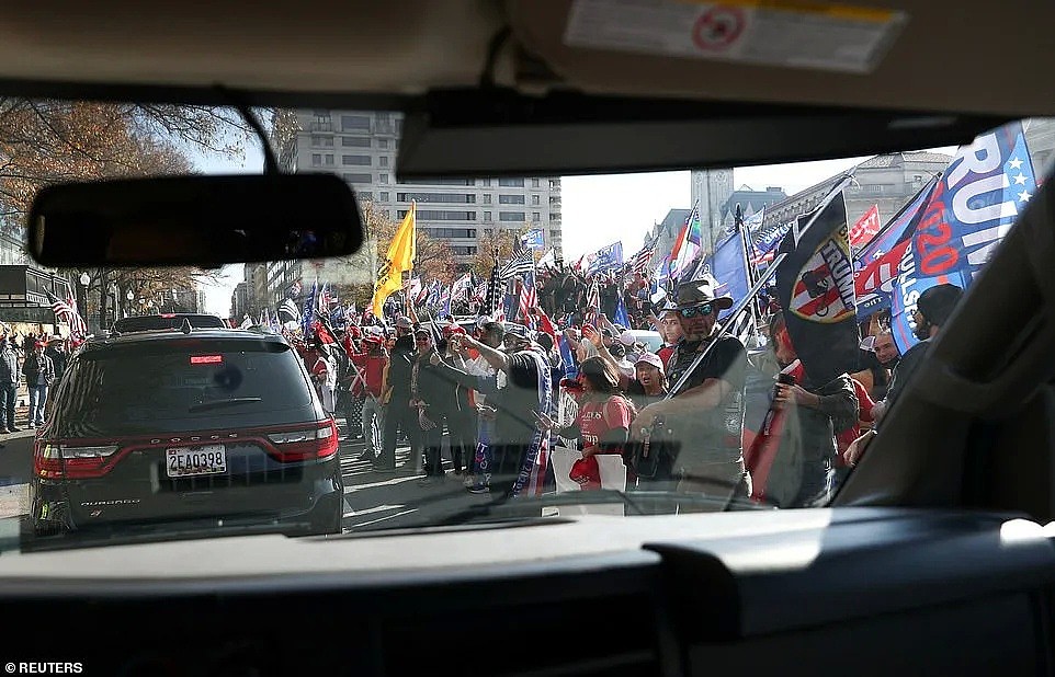 现场百万人挺特朗普大游行！特朗普路过挥手致意，民众追赶车队求合影，两边打起来了（视频/组图） - 16