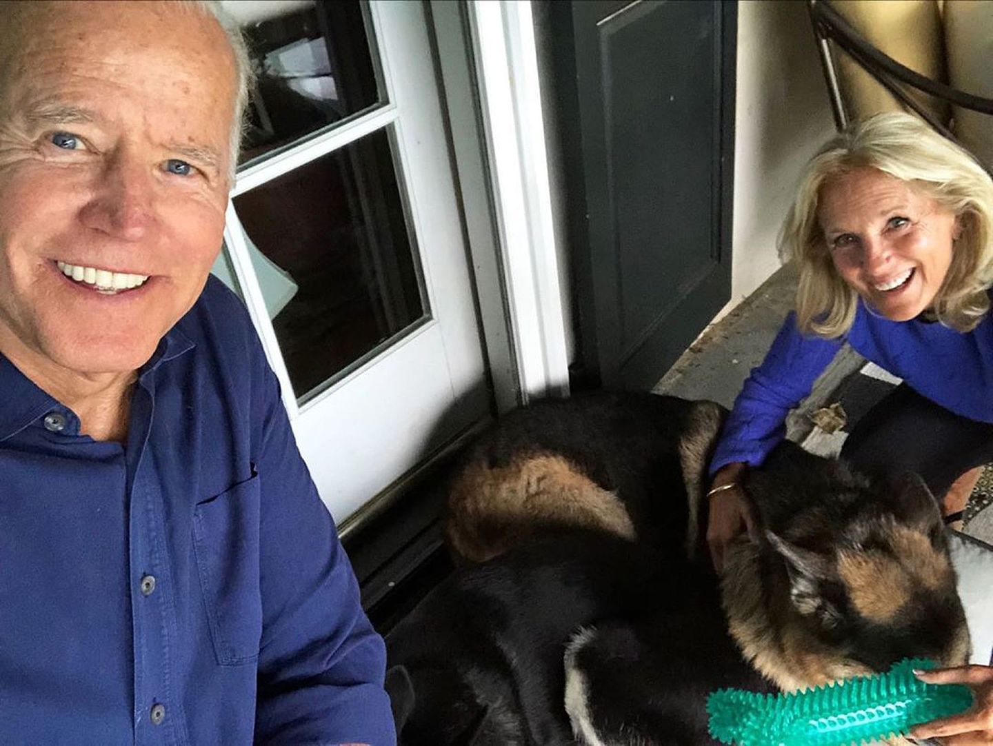 美国总统当选人拜登2019年8月27日在Instagram上载与爱犬的合照。（拜登Instagram帐户图片）