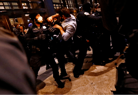 特朗普粉丝大游行对反对者爆发肢体冲突，已致20人被捕，2名警察受伤（视频/组图） - 3