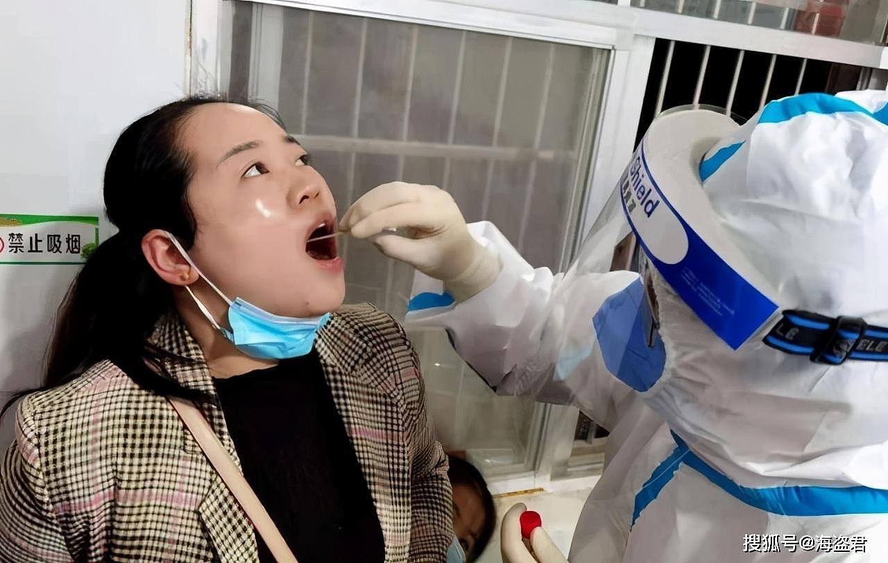 紧张！疫情期间，中国一保安大叔做核酸检测脸欲拒还迎、视死如归的表情（视频/组图） - 1