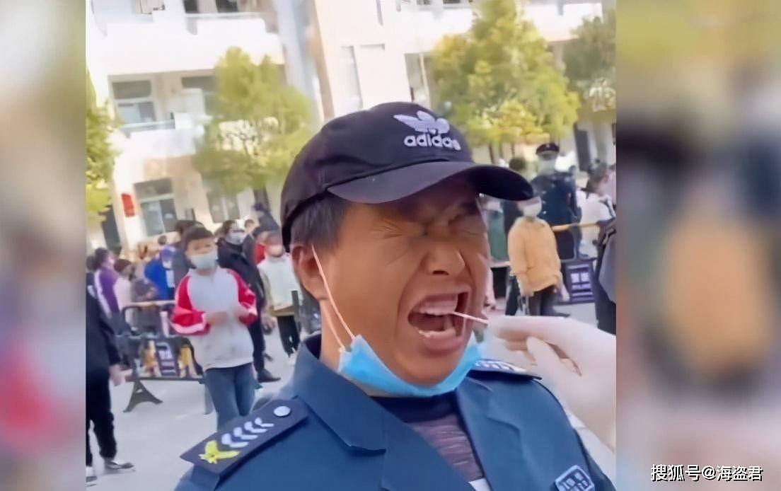 紧张！疫情期间，中国一保安大叔做核酸检测脸欲拒还迎、视死如归的表情（视频/组图） - 5