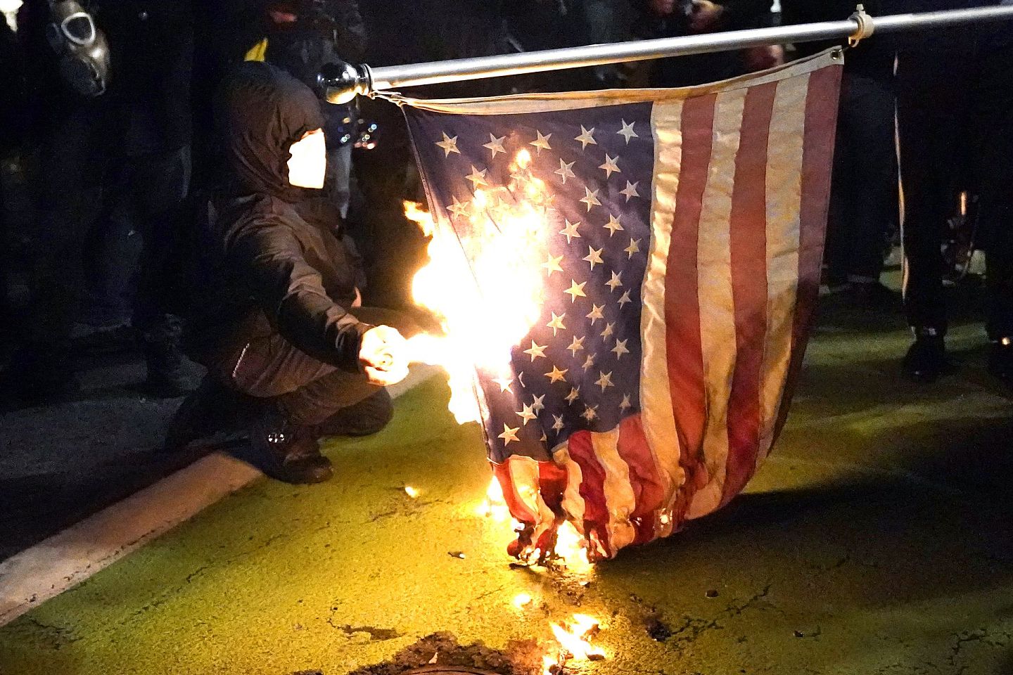 11月4日俄勒冈州的示威者在波特兰市焚烧美国国旗（AP）