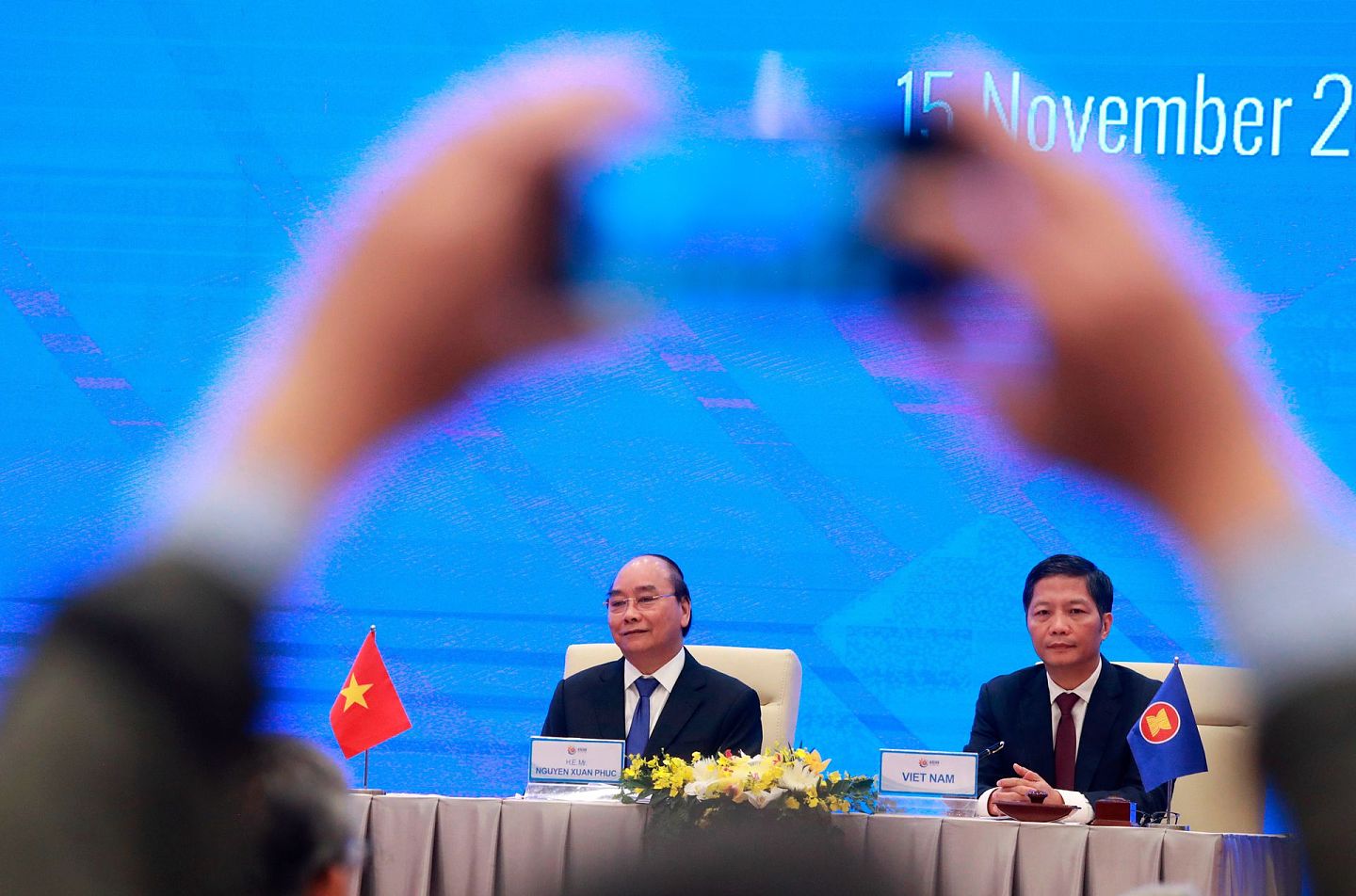 2020年11月15日，越南总理阮春福与工贸部部长陈俊英出席在越南河内举行的区域全面经济伙伴关系（RCEP）贸易协定的虚拟签字仪式。（AP）