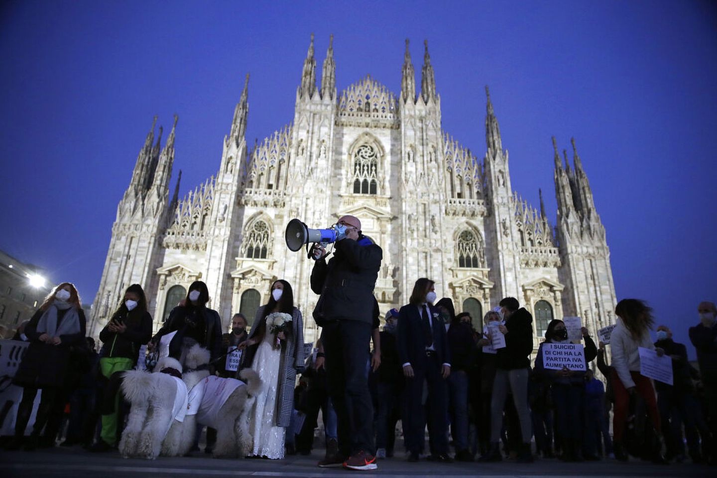 意大利新冠肺炎疫情：图为11月12日，商户店主及工人在米兰主教座堂外进行示威，抗议政府收紧抗疫政策。（AP）