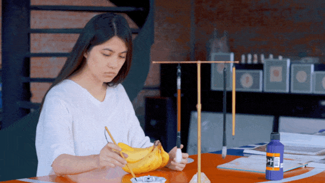 她在人体、水果蔬菜上写毛笔字，把内心的敏感故事示众（视频/组图） - 13