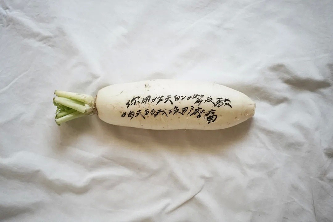 她在人体、水果蔬菜上写毛笔字，把内心的敏感故事示众（视频/组图） - 16