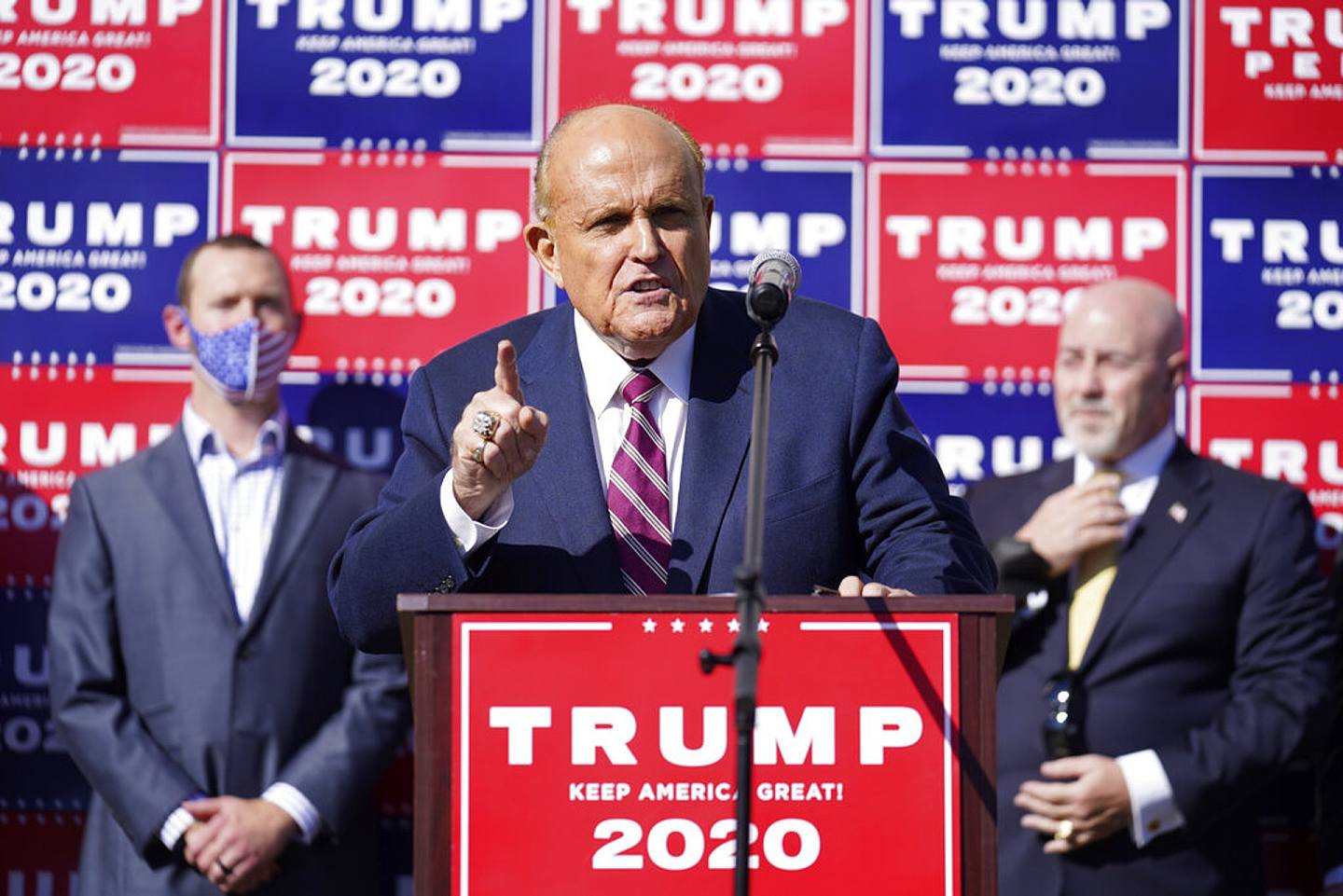 特朗普私人律師、紐約市前市長朱利亞尼（Rudy Giuliani）在賓夕法尼亞州的一次新聞發佈會上談論該州選舉訴訟問題。（美聯社）