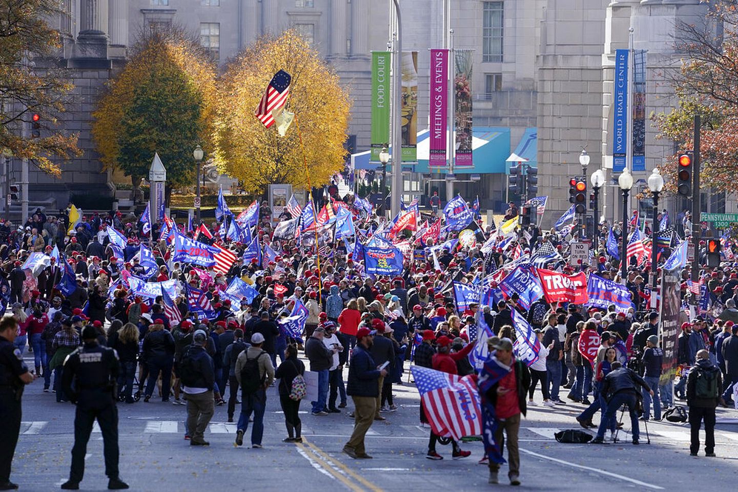 当天的游行集会人数众多，白宫声称，有超过100万人参加了游行。（AP）