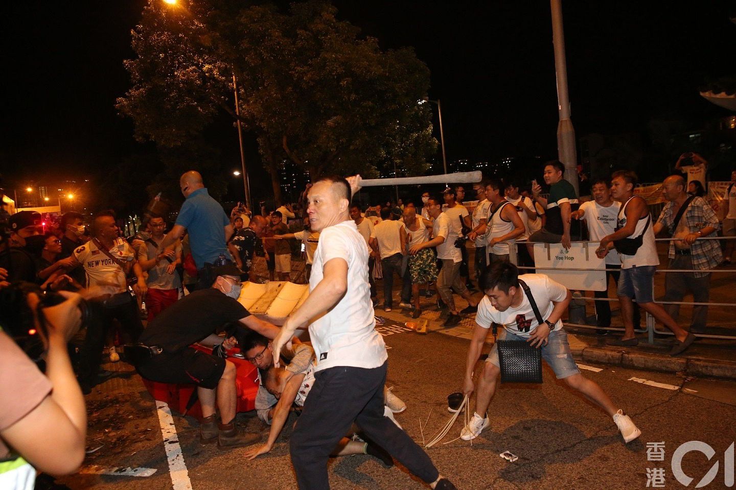 当地时间2019年7月21日，元朗发生白衣人和“反修例”示威者互殴事件。（HK01）