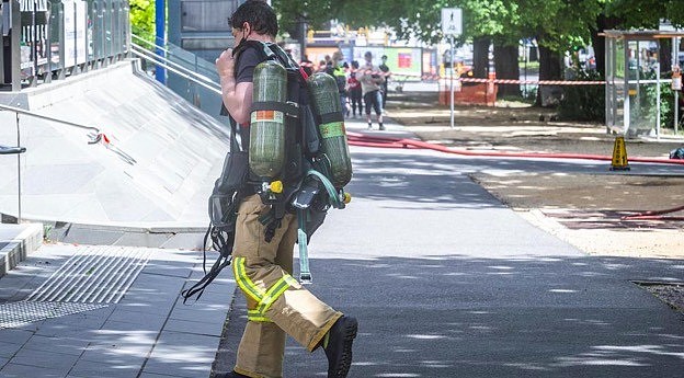 墨尔本大学危险品泄漏，超过100人被紧急疏散，涉事大楼关闭（图） - 6