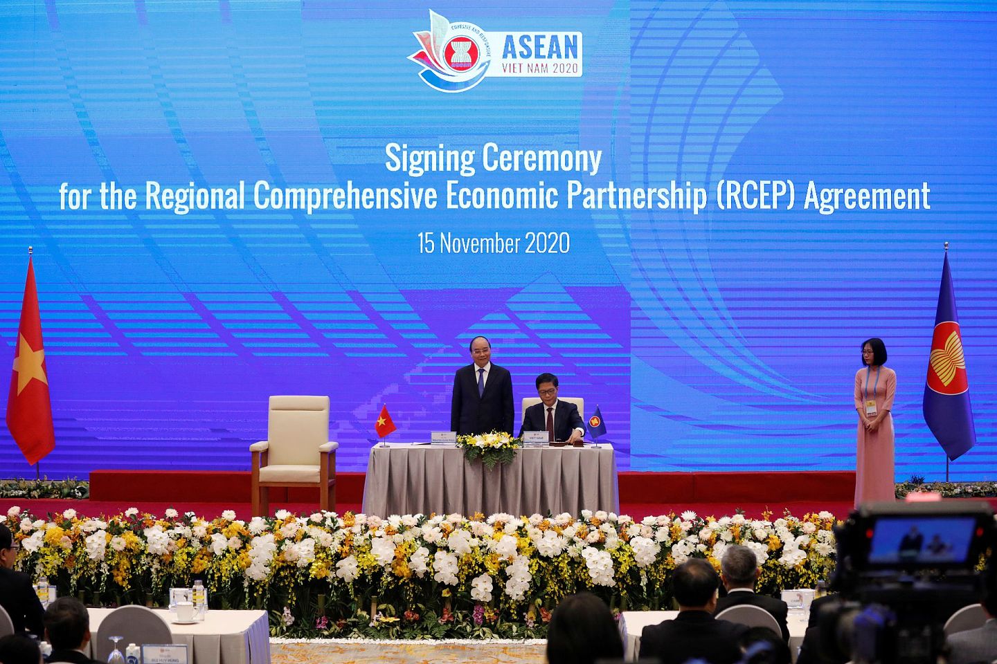 2020年11月15日，中国大陆和越南等其他14个国家签署协议，组成全世界规模最大的贸易联盟RCEP。(路透社)