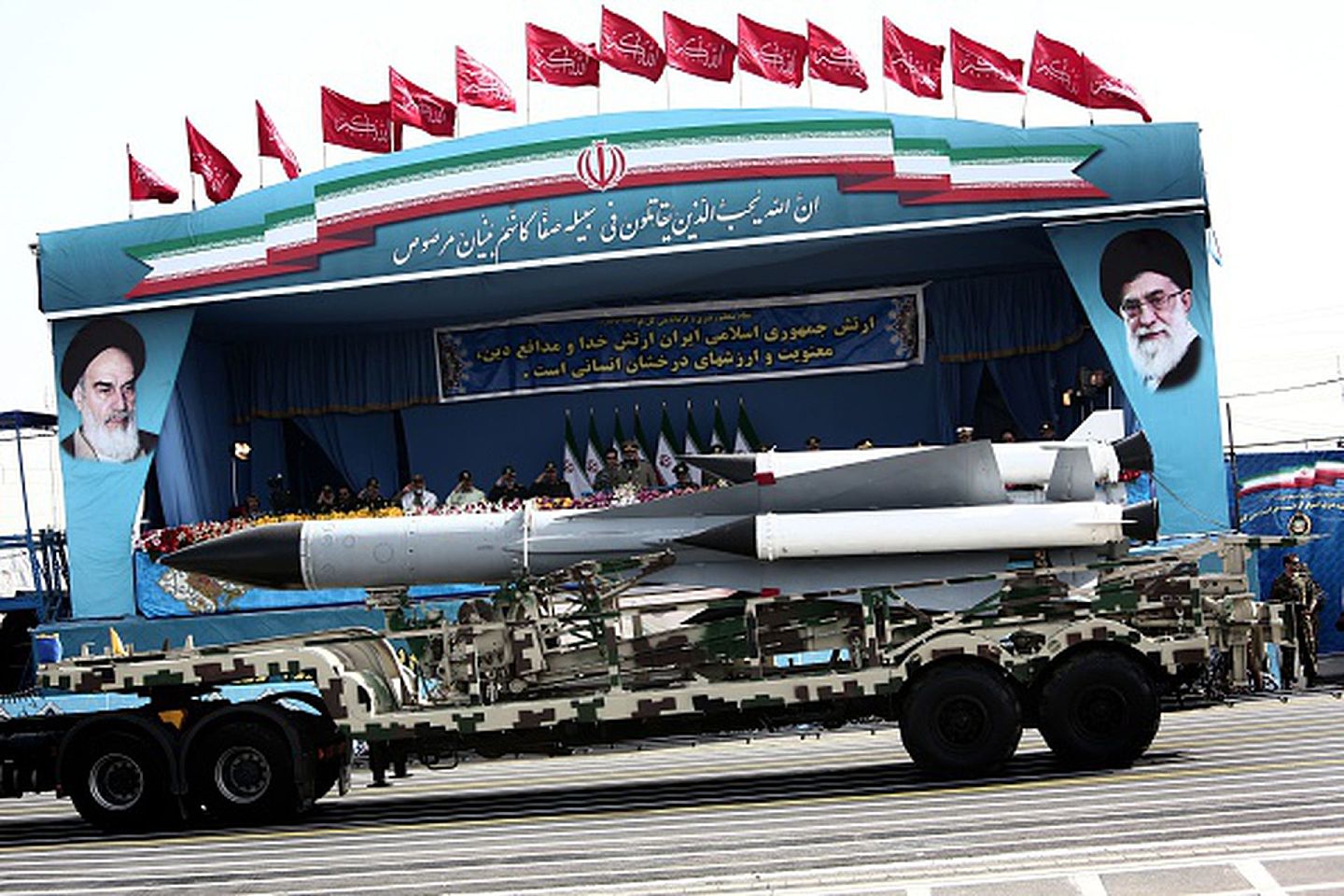 图为2015年4月18日，德黑兰举行建军节阅兵期间。（Getty Images）