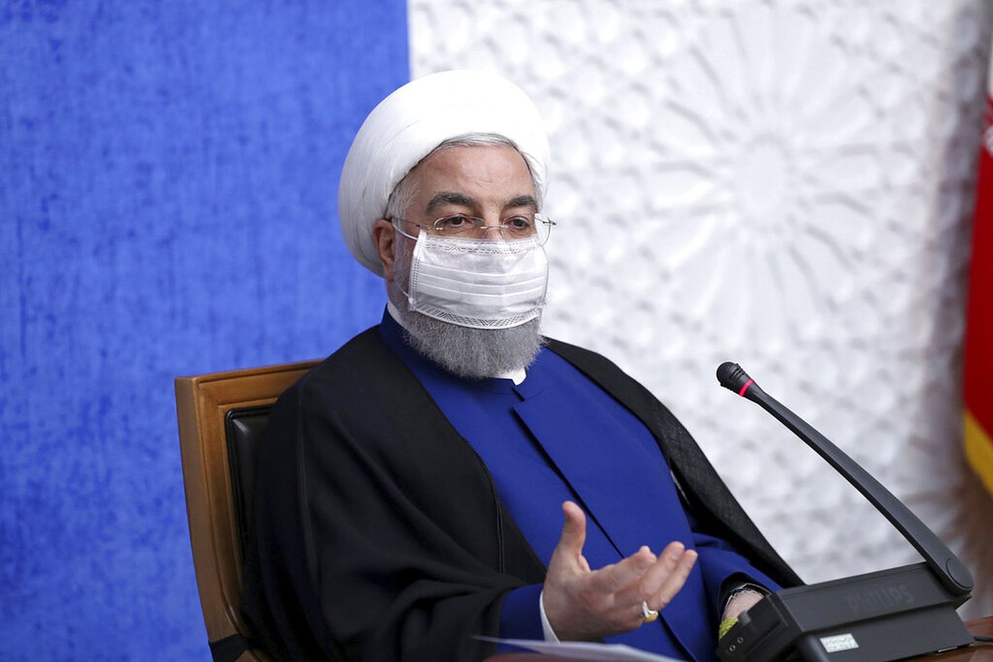 2020年11月8日，伊朗总统鲁哈尼在德黑兰的一次会议上讲话。当天，鲁哈尼呼吁拜登“弥补过去的错误”，让美国回到德黑兰2015年与世界大国达成的核协议。(伊朗总统府办公室通过美联社)