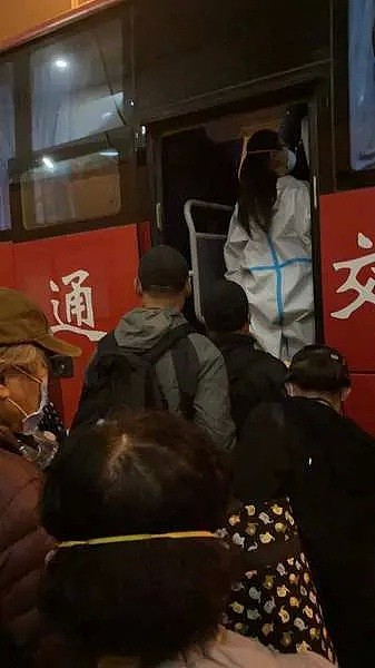 24小时不吃不喝不敢上厕所！华裔夫妇回国路艰辛，CA988处于熔断边缘，新冠检测形同虚设…（视频/组图） - 6