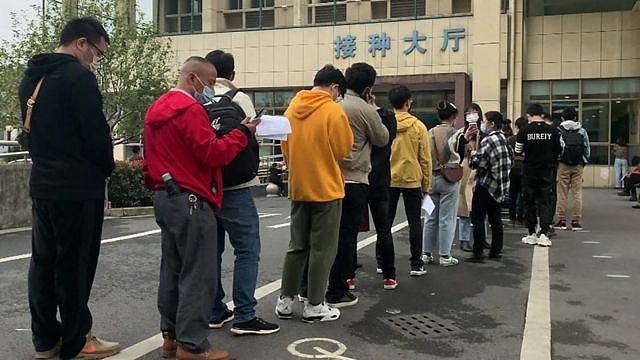 中国东部的义乌市已开始向公众提供新冠病毒疫苗。BBC记者现场直击当地数百名居民在社区医院外排队，缴钱后便可以注射。