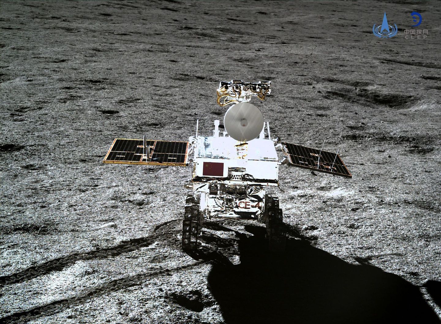 嫦娥四号着陆器与玉兔二号巡视器（月球车）在“鹊桥”中继星支持下顺利完成互拍。  （VCG）