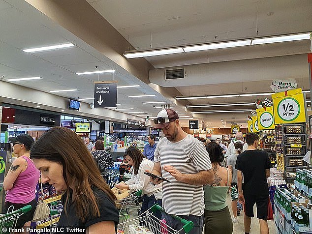 南澳今晚“封城”，民众涌入超市疯狂抢购！Coles及Woolies货架被扫空，警方呼吁民众冷静（视频/组图） - 2