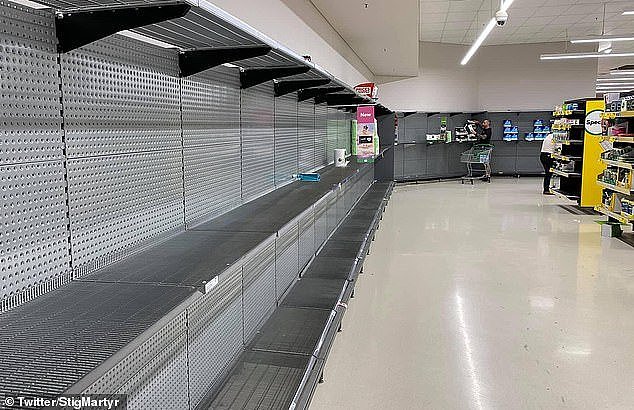 南澳今晚“封城”，民众涌入超市疯狂抢购！Coles及Woolies货架被扫空，警方呼吁民众冷静（视频/组图） - 4