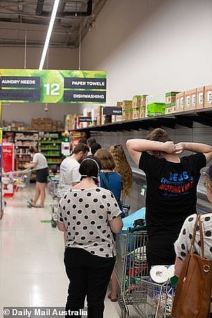 南澳今晚“封城”，民众涌入超市疯狂抢购！Coles及Woolies货架被扫空，警方呼吁民众冷静（视频/组图） - 9