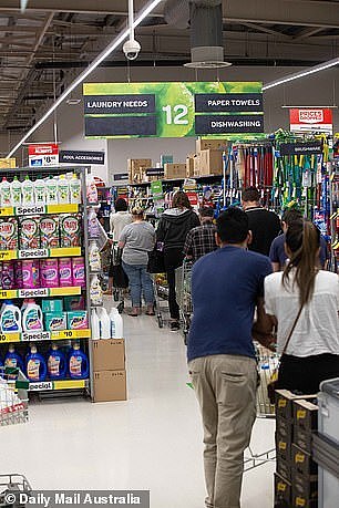 南澳今晚“封城”，民众涌入超市疯狂抢购！Coles及Woolies货架被扫空，警方呼吁民众冷静（视频/组图） - 8