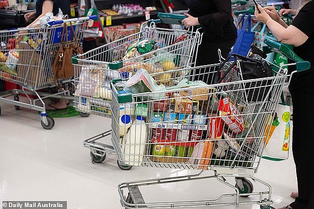 南澳今晚“封城”，民众涌入超市疯狂抢购！Coles及Woolies货架被扫空，警方呼吁民众冷静（视频/组图） - 10