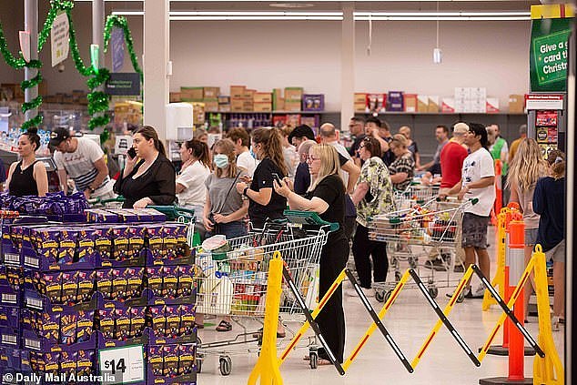 南澳今晚“封城”，民众涌入超市疯狂抢购！Coles及Woolies货架被扫空，警方呼吁民众冷静（视频/组图） - 11