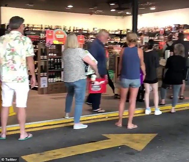 继厕纸后，南澳人又开始疯狂囤酒！商店门口排起长龙，成箱成箱买（视频/组图） - 2