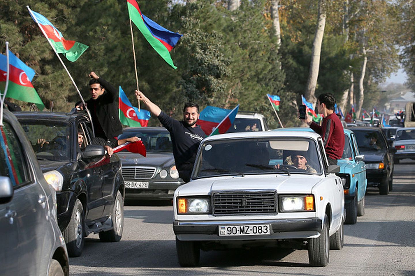2020年11月10日，停火协议签署当天，阿塞拜疆塔尔塔市的民众自发地在街头开车庆祝。（Getty Images）