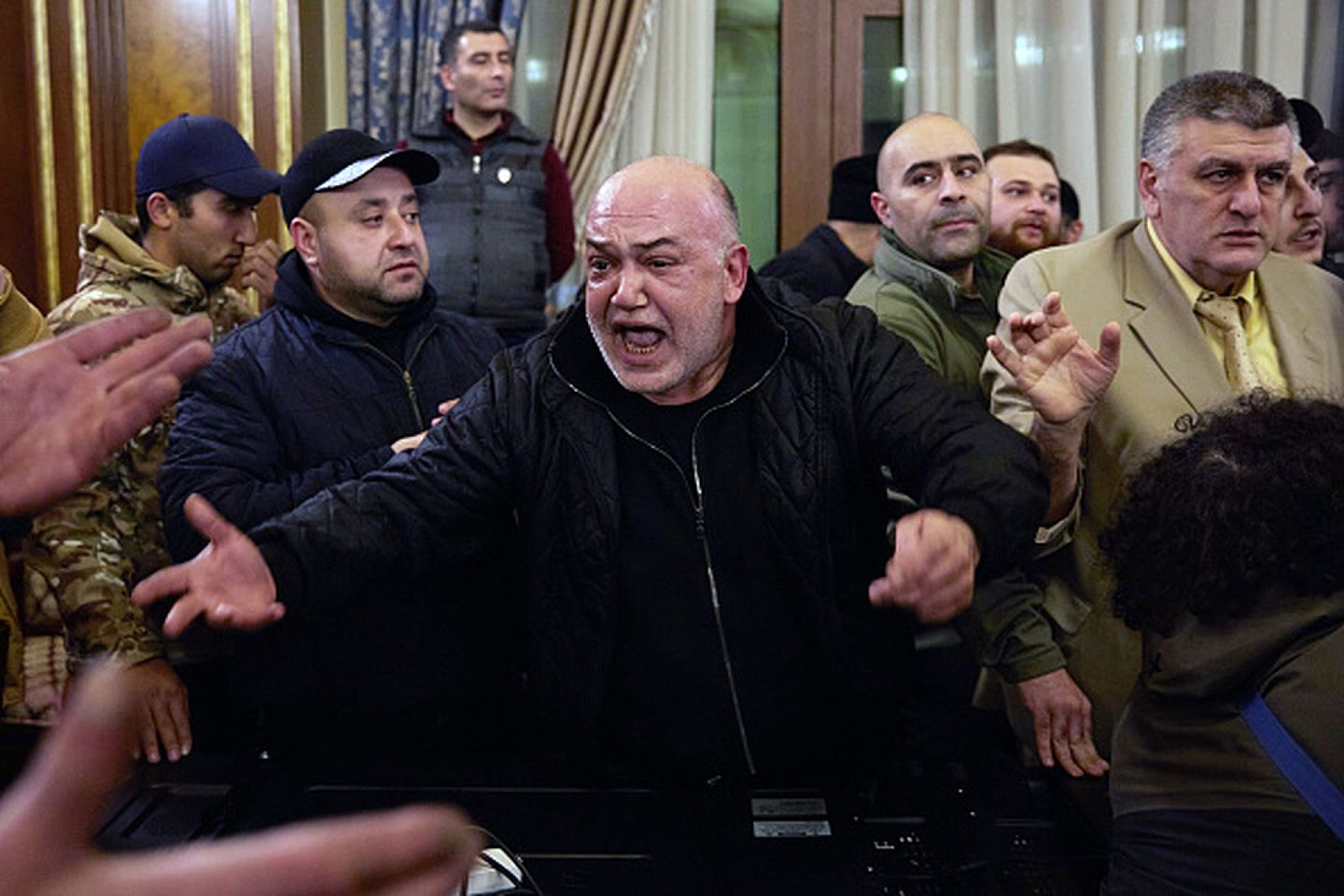 11月10日，停火协议签署当天，愤怒的亚美尼亚民众冲进总理办公室表达强烈不满。（Getty Images）