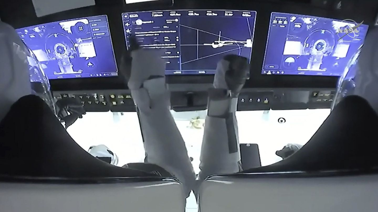 SpaceX龙飞船：图为11月16日，太空人控制太空探索技术公司SpaceX的太空船龙飞船。（AP）