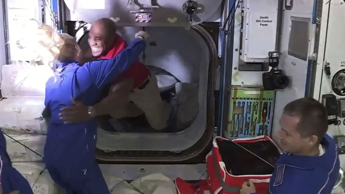 SpaceX龙飞船：图为11月17日，太空人乘坐太空探索技术公司SpaceX的太空船龙飞船抵达国际太空站，并与太空站的同伴拥抱。（AP）