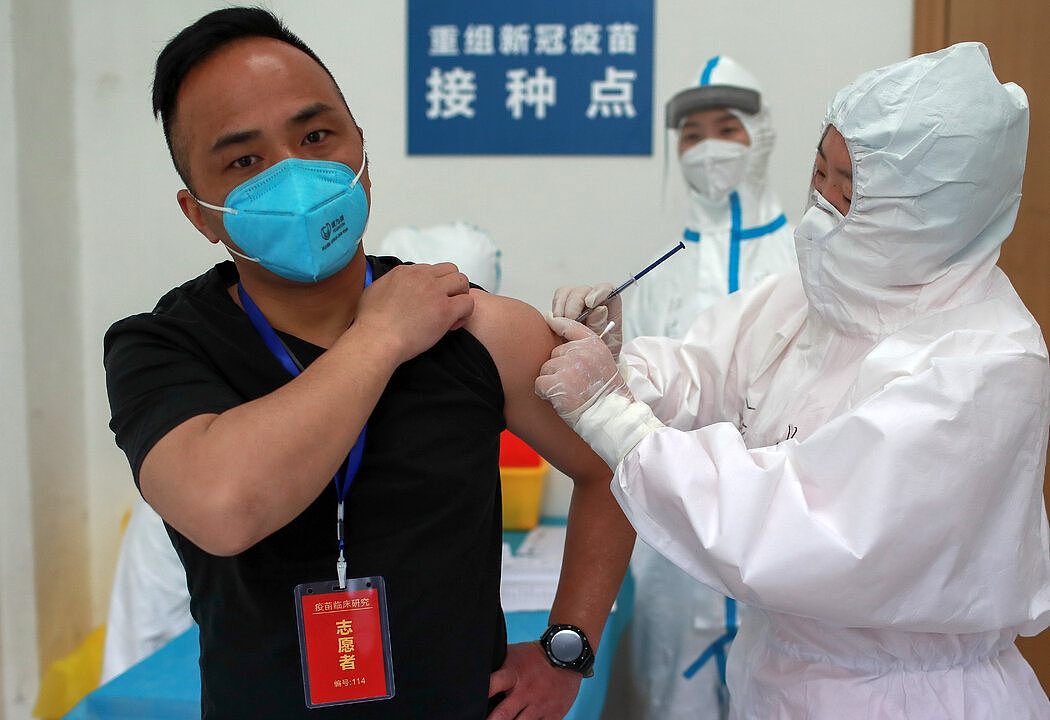 今年4月，一名志愿者在中国武汉的临床试验中接种疫苗。中国政府说，正在对那些接种了尚未被证明有效的疫苗的人进行观察，但没有透露任何细节。