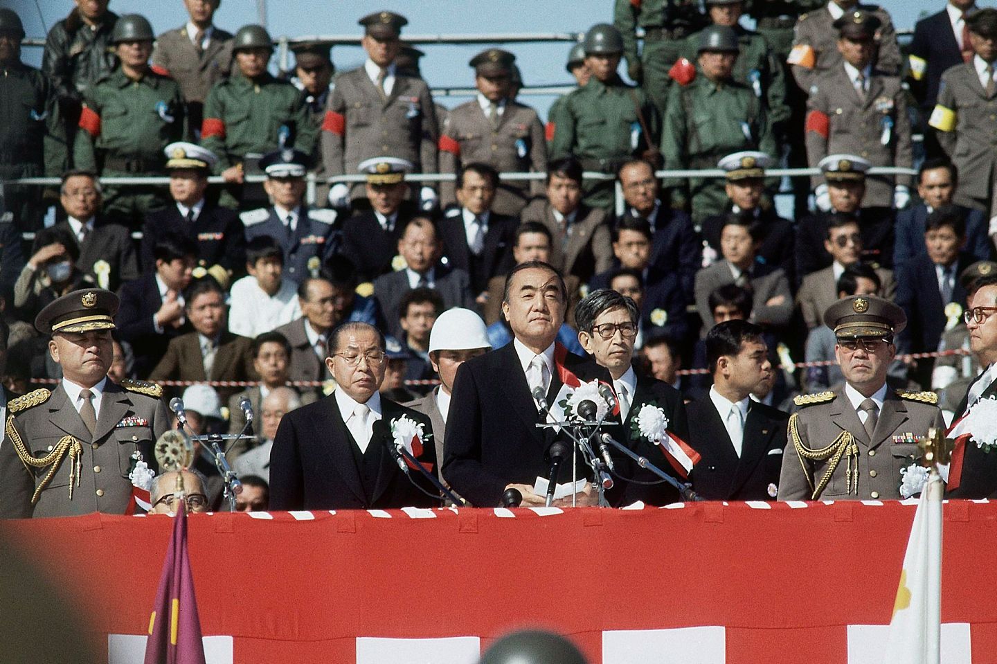 图为日本首相中曾根康弘（中）在1983年时于东京北部浅坂训练区演兵场检阅日本自卫队，进入20世纪80年代后，日本加大了对自卫队的投入，但发生在1985年的日航123航班惨案还是让日方发现己方的指挥权等遭受严重掣肘。（美联社）
