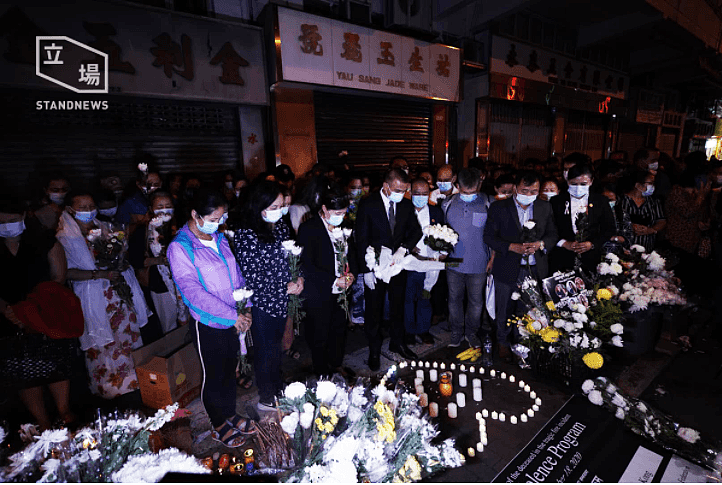 香港油麻地大火致7名尼泊尔裔人士死亡，逾百人献花悼念死者，尼泊尔领事到场默哀1分钟（组图） - 2