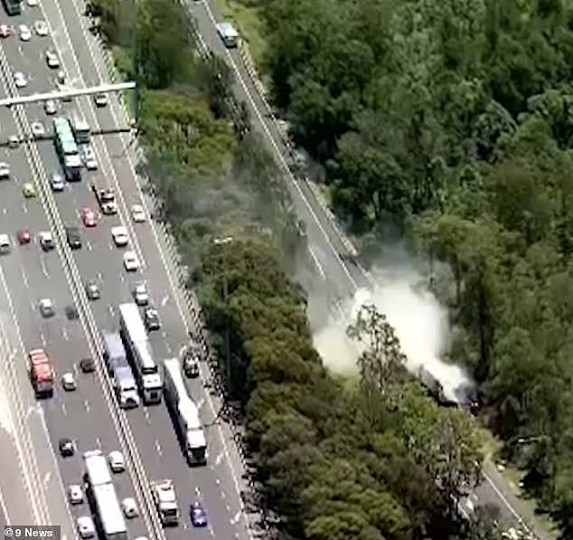 半挂车烧成“火球”，悉尼M4高速严重堵车！道路关闭，过路司机注意换行（组图） - 3