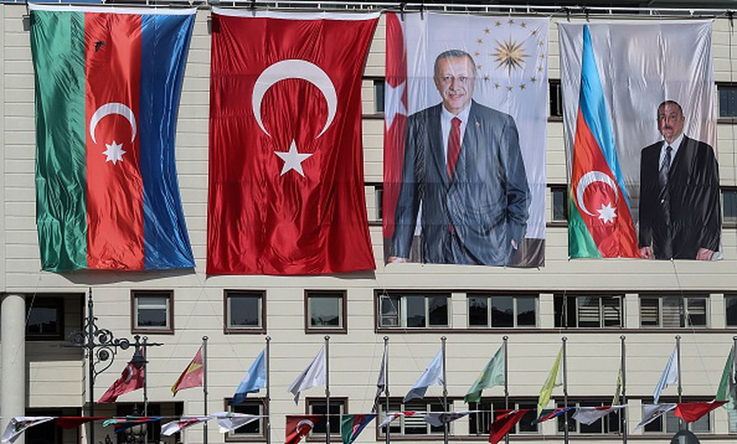 土耳其在纳卡冲突中全民力挺阿塞拜疆，图为2020年10月21日，阿塞拜疆（左）和土耳其的国旗以及土耳其总统埃尔多安和阿塞拜疆总统阿利耶夫（右）的巨幅肖像画并排悬挂在安卡拉Kecioren大区的市长大楼外。不过，从后续结果来看，巴库方面并未给予土耳其期待的战略回报。（Getty Images）