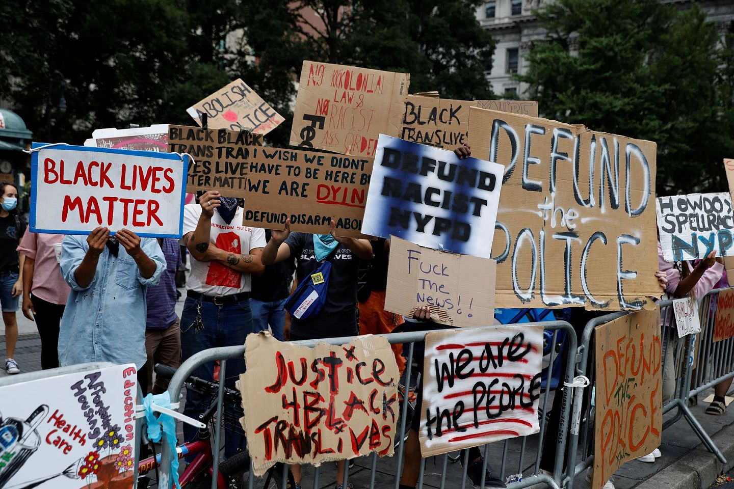 2020年6月27日，人们聚集在抗议活动中，在美国纽约市曼哈顿下城市政厅附近的一个名为“市政厅自治区”的地方退款。(Reuters, Andrew Kelly）