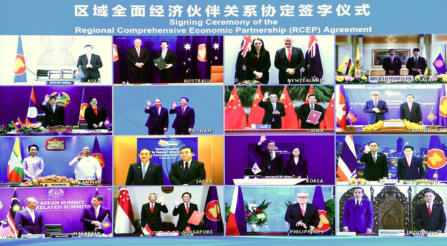 2020年11月15日，东盟十国以及中国、韩国、日本、澳大利亚等国家领导人以视频形式参加RCEP签署仪式。（新华社）