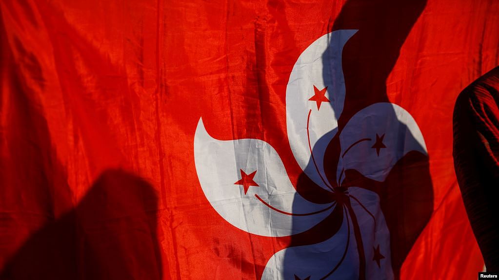 资料照：香港人展示香港旗帜
