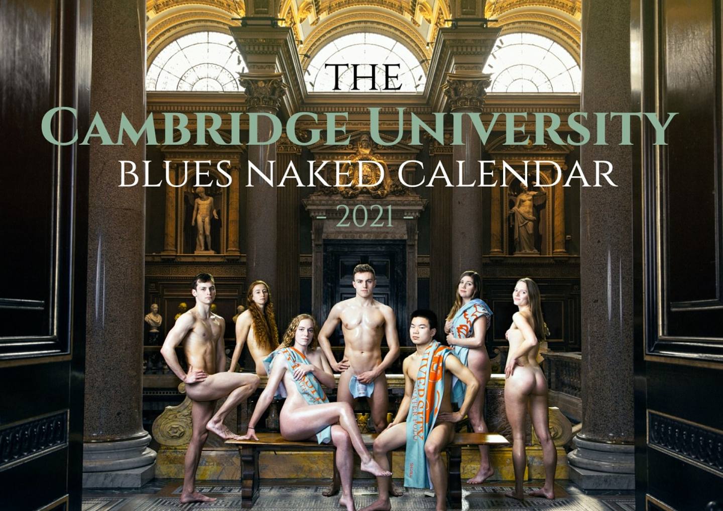 月历的封面模特儿是7位来自游泳校队的同学，他们在剑桥大学历史悠久、成立于1816年的「菲茨威廉博物馆」内取景，并透过侧身乔角度、俐落长发和长条大毛巾来遮羞。 （Facebook / @bluescalendar2021 ）