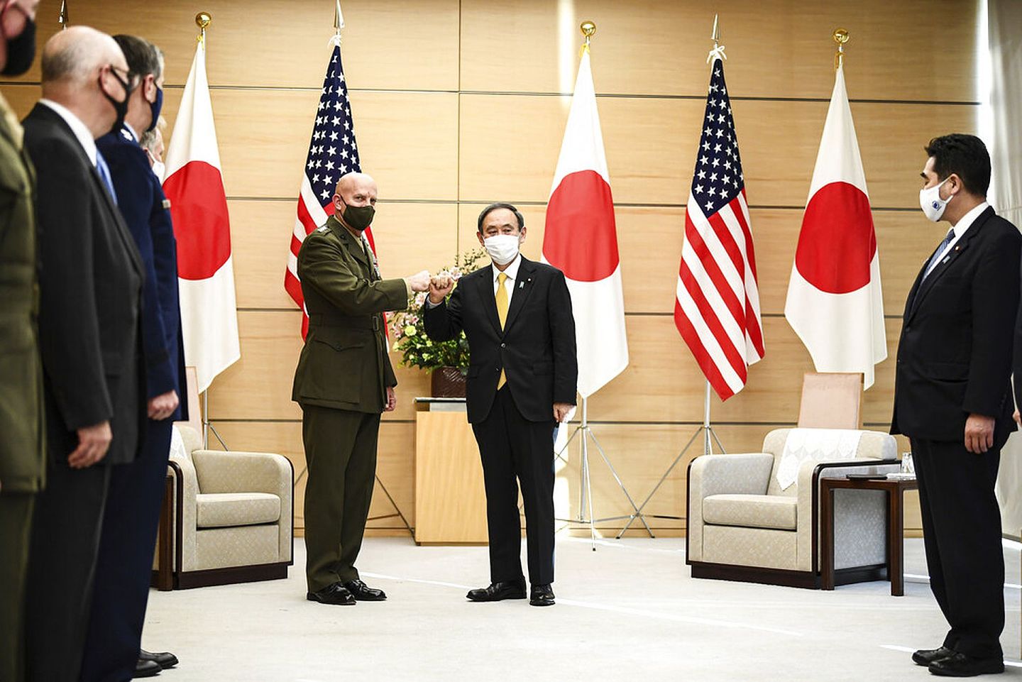日本趁美国权力交接之时签署RCEP，图为日本首相菅义伟与美国海军陆战队司令伯杰11月18日会面。（美联社）