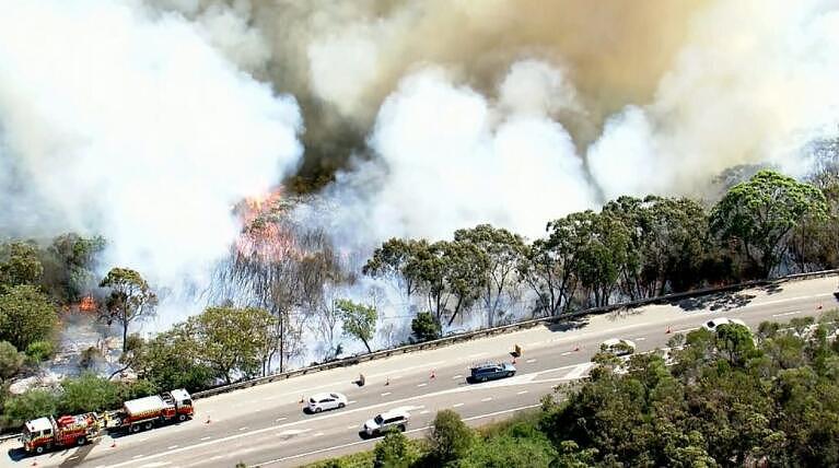 悉尼北区进行减灾烧荒行动，释放大量浓烟和灰尘！附近居民深受影响（组图） - 2