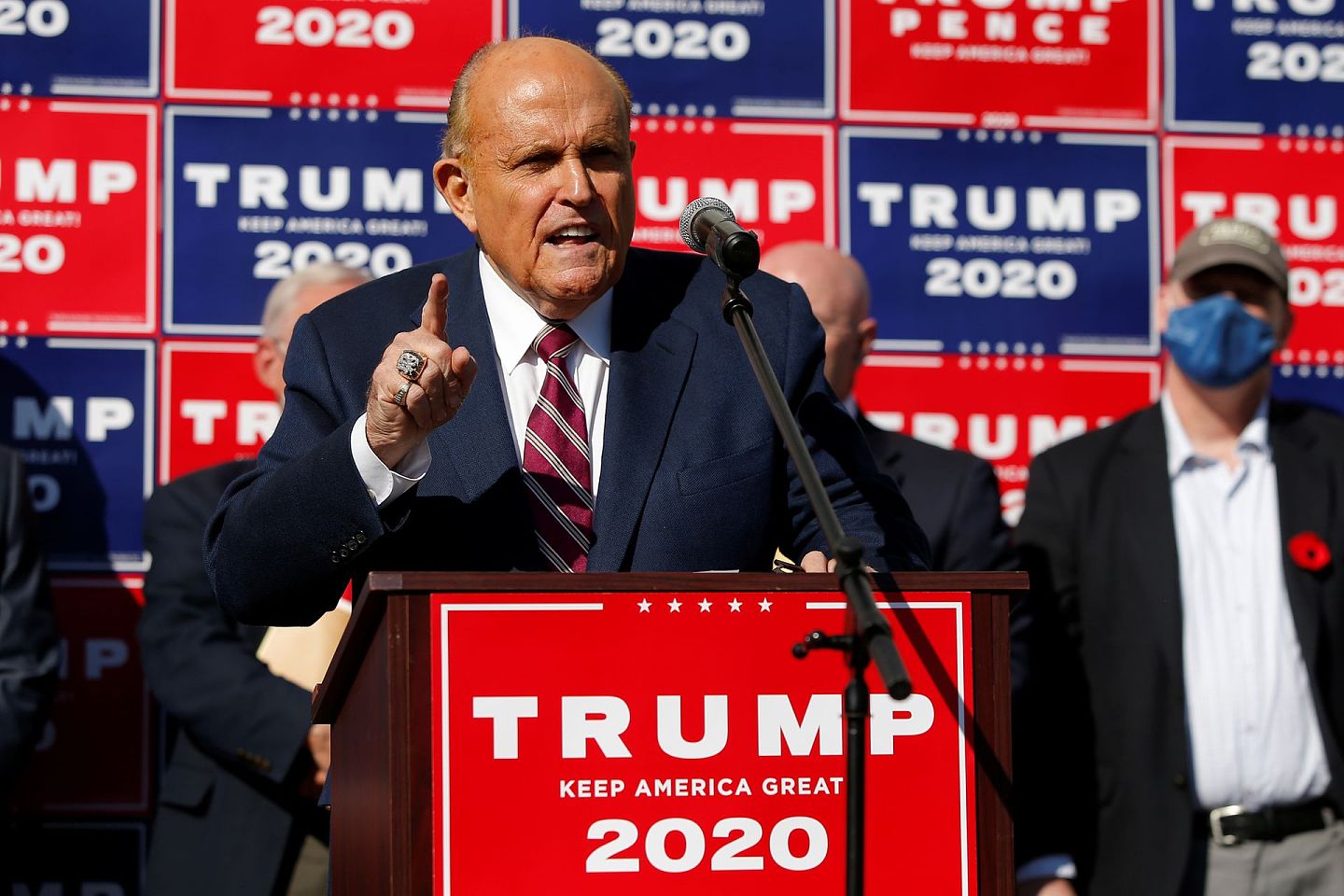 特朗普的私人律师朱利安尼（Rudy Giuliani）在媒体宣布拜登赢得宾州后会见记者。（REUTERS）