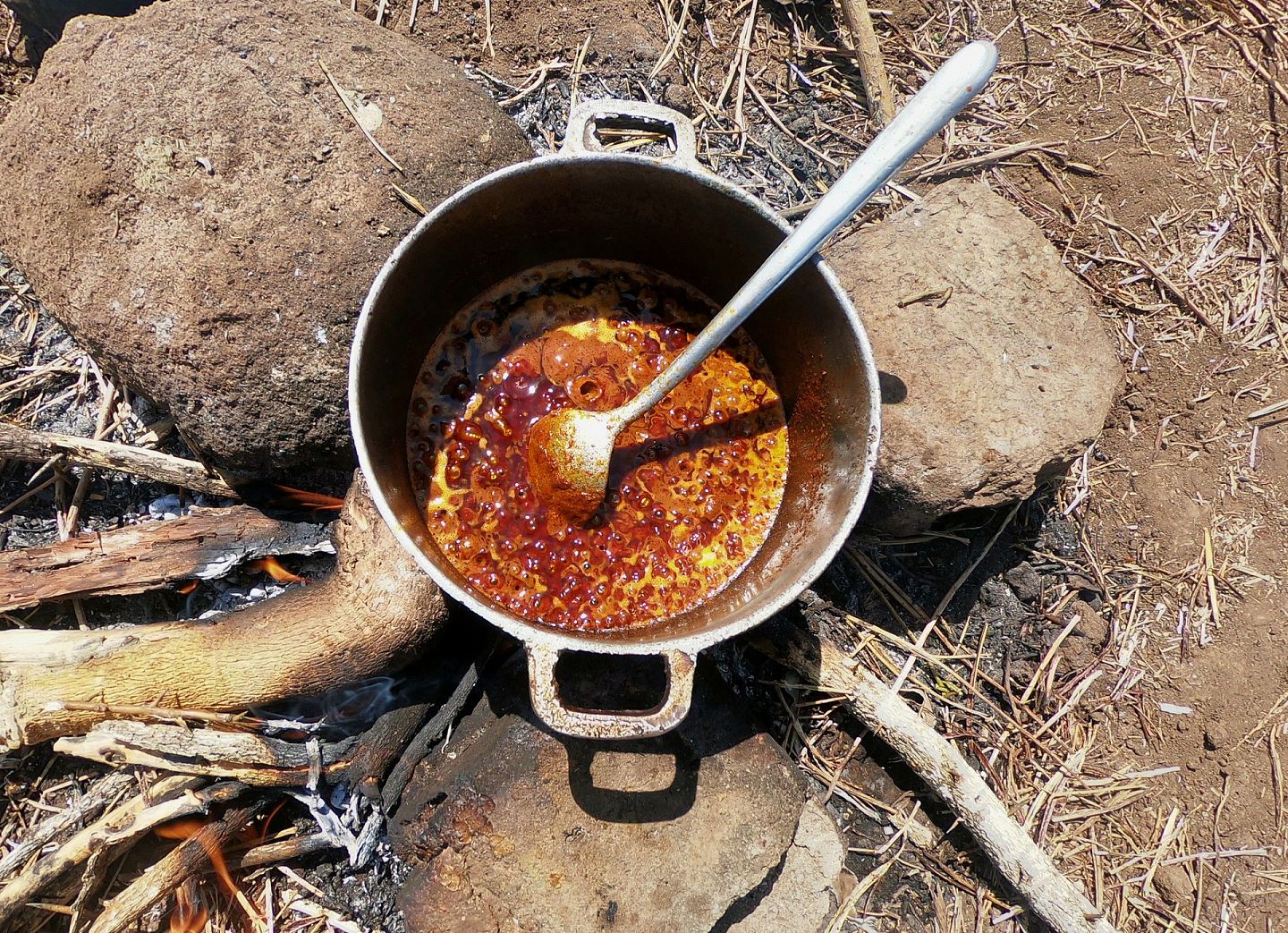 这是提格雷人的传统一餐，它叫做tsebhi ，是一种小火炖煮的辣味炖菜，用于佐餐。埃塞俄比亚其他地方民众也有类似食物，由于埃塞俄比亚人分别信仰埃塞俄比亚正教会和伊斯兰教，因此tesbhi一般不加猪肉。（路透社）