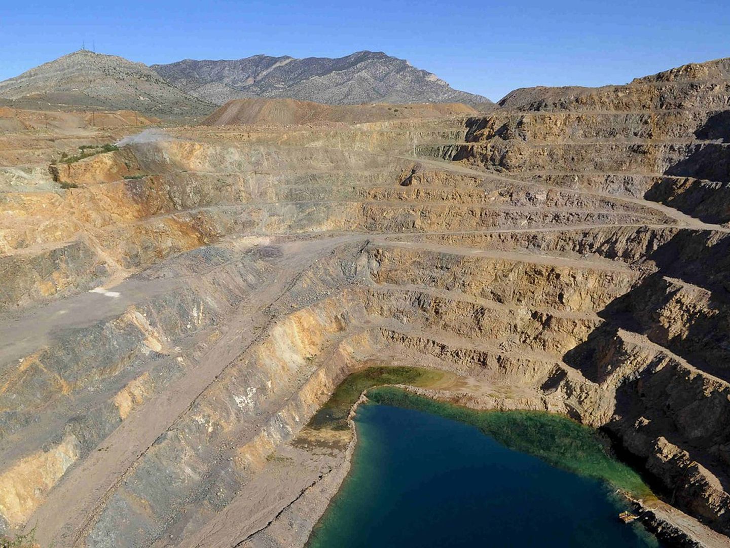 美国稀土资源极度缺乏，图为美国唯一的稀土矿，位于加州的芒廷帕斯稀土矿。（Getty）
