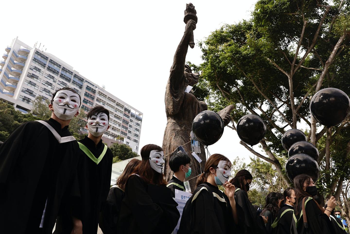毕业生手持黑色汽球在民主女神像集合。 （曾梓洋摄）