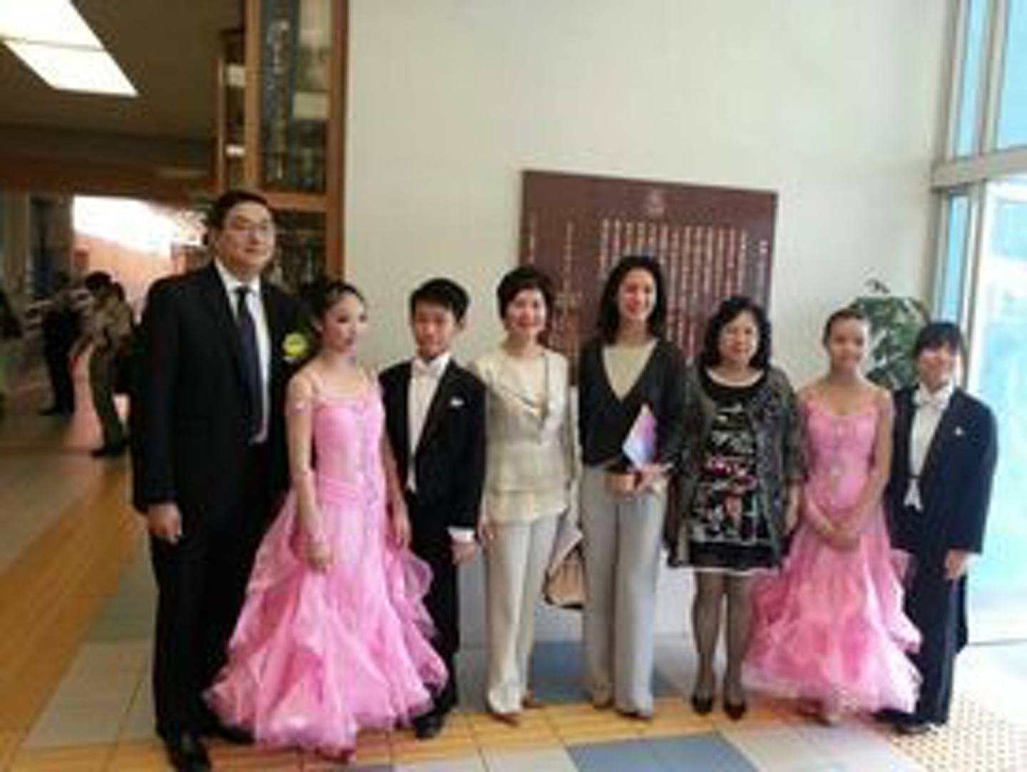 有学校曾代表香港参加《马来西亚第一届霹雳国际舞蹈公开大赛》，吴汪静宜（左四）曾与国际赛代表合照。 （东华三院网站）