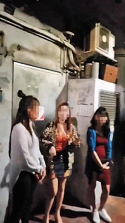 大批外籍女子在钻石大楼中庭揽客，画面在网路疯传，警方也展开取缔。 （翻摄网路）