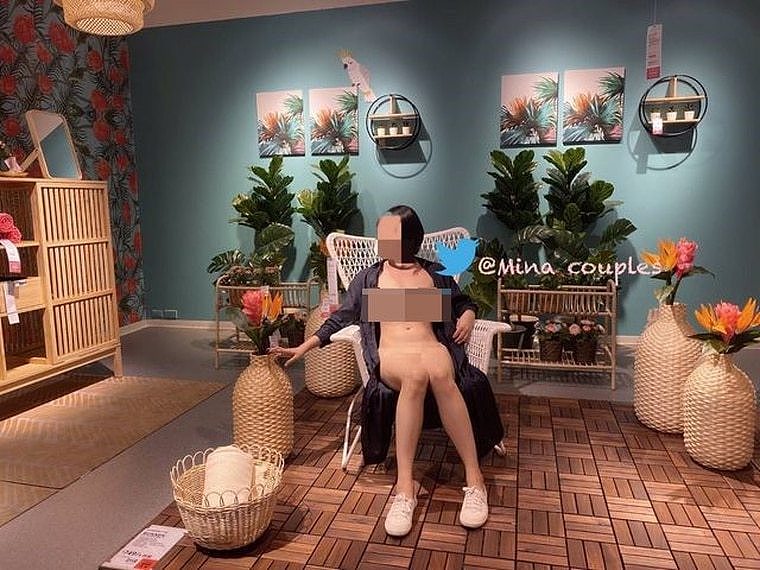 署名「台中米娜」的网友PO出在IKEA全裸拍摄的照片。 翻摄自M@c Couples推特