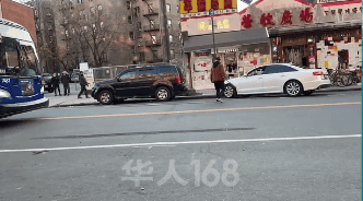 4名华人因争抢车位当街持棍互殴，开车撞人，华人商铺无辜躺枪！网友：如同拍电影（视频/组图） - 6